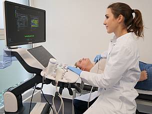 Aerztin an Ultraschallgerät mit Patientin