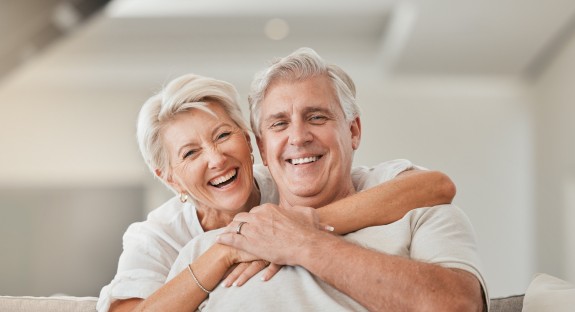 Frau umarmt Mann von oben