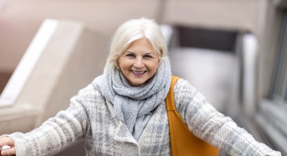 Frau mittleren Alters freundlich