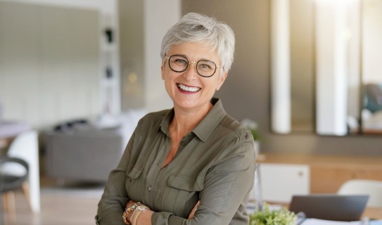 Frau mit verschraenkten Armen